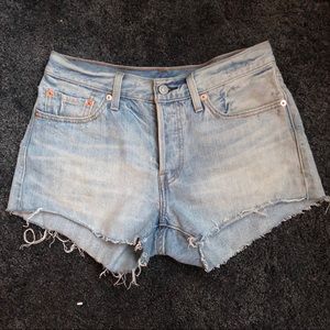 LEVI’S 501 Light Mid rise Raw Hem Shorts 26